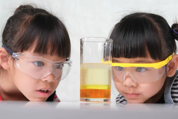 Παιδιά Μαθαίνουν Και Κάνουν Επιστημονικά Πειράματα Στην Τάξη Δύο Μικρές — Φωτογραφία Αρχείου