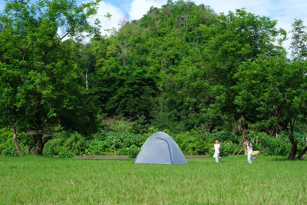 Happy Little Sisters Play Together Campsite Summer Vacation Countryside Two — Stock Photo, Image