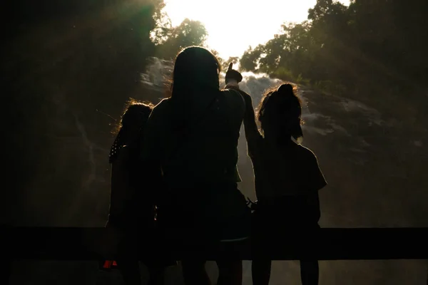 기사보기 치앙마이에 와치라 인근에 아시아 관광객 가족들 카메라를 — 스톡 사진