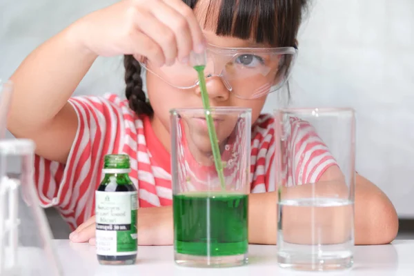 子どもたちは教室で科学実験を学び 行っています 家庭教育のための科学実験をしている少女 自宅で子供たちのための簡単で楽しい科学実験 — ストック写真