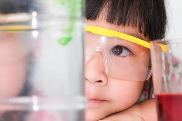 Bambini Stanno Imparando Facendo Esperimenti Scientifici Classe Ragazzina Che Gioca — Foto Stock