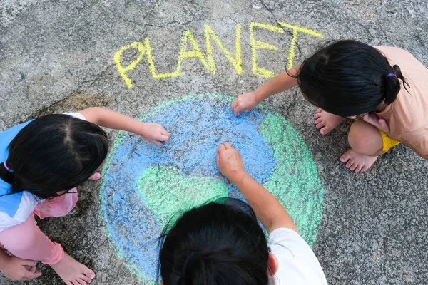 Familia Voluntaria Pinta Mundo Hermoso Con Mensaje Planeta Asfalto Niños — Foto de Stock