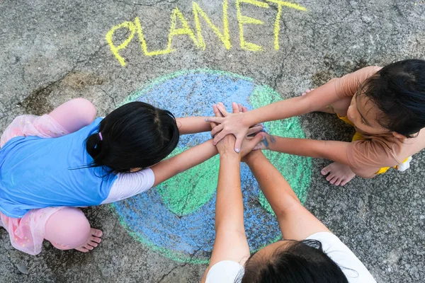 Família Voluntária Pinta Belo Mundo Com Mensagem Planeta Asfalto Mãos — Fotografia de Stock