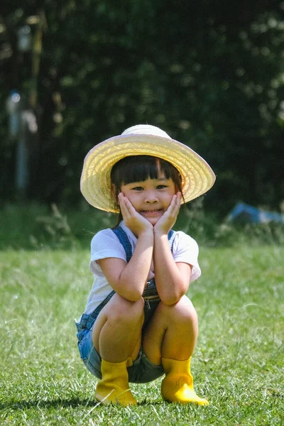 Κοριτσάκι Καπέλο Κάνει Χαριτωμένες Πόζες Και Χαμογελά Στην Κάμερα Που — Φωτογραφία Αρχείου