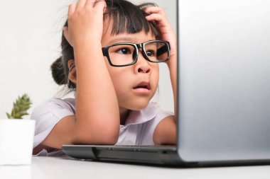 Sıkıcı bir iş. Ofiste çalışan dizüstü bilgisayarı olan küçük bir iş kadını. Çocuklar ve iş kavramları