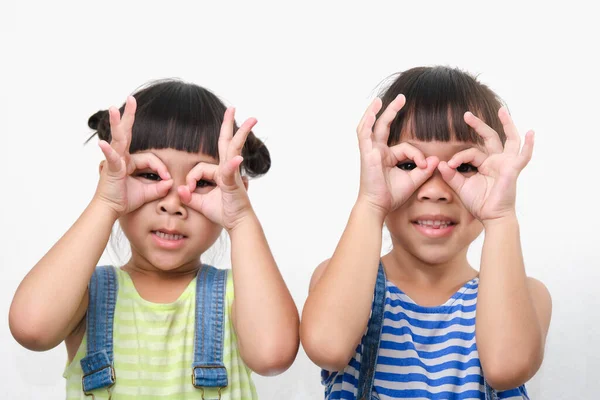 Deux Petites Sœurs Font Des Lunettes Partir Des Doigts Sourient — Photo