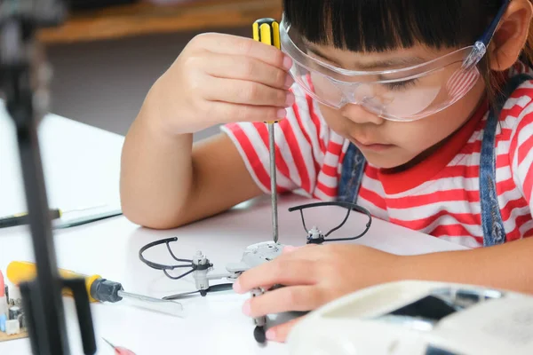 Συγκεντρωμένο Κοριτσάκι Επισκευάζει Τηλεκατευθυνόμενο Παιχνίδι Της Ένα Εργαλείο Στο Χέρι — Φωτογραφία Αρχείου