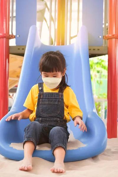 Nettes Kleines Mädchen Das Spaß Auf Dem Spielplatz Freien Hat — Stockfoto