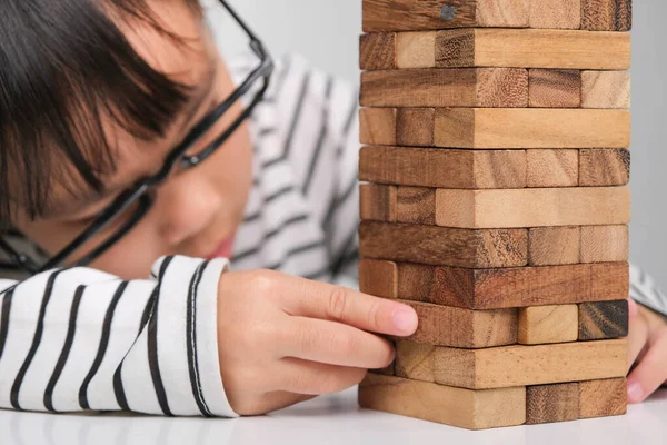 Asijské Děti Hrají Dřevěné Bloky Stole Doma Roztomilá Holčička Baví — Stock fotografie