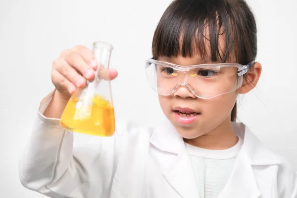 小さな科学者 笑顔女の子学習教室で学校研究室保持テストチューブ小さな女の子遊びます科学実験のために家庭教育 — ストック写真