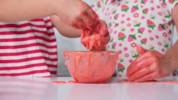 Crianças Felizes Pintam Uma Mesa Branca Com Sal Colorido Perto — Vídeo de Stock