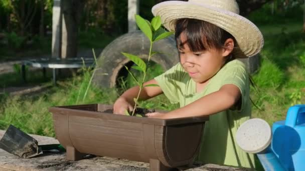 Şapka Takan Küçük Bir Kız Annesine Bahçede Yardım Ediyor Küçük — Stok video