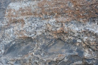 Kuzey Tayland 'daki bir dağ ormanındaki doğal nehir taşından duvar dokusu. Taş ve ekoloji kavramı.