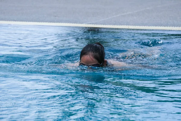 Bella Giovane Donna Asiatica Felice Sorridere Piscina Donna Asiatica Costume — Foto Stock