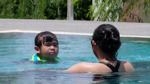 Ein Kleines Mädchen Schwimmweste Hat Angst Tiefen Pool Schwimmen Mutter — Stockvideo