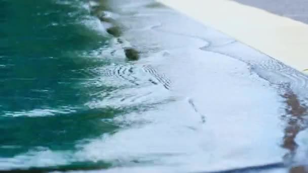 Κοντινό Πλάνο Του Λευκού Άκρη Της Πισίνας Κύματα Νερού Καλοκαίρι — Αρχείο Βίντεο