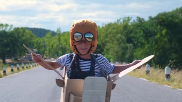 Petite Fille Rêveuse Mignonne Courant Sur Une Route Bord Lac — Video