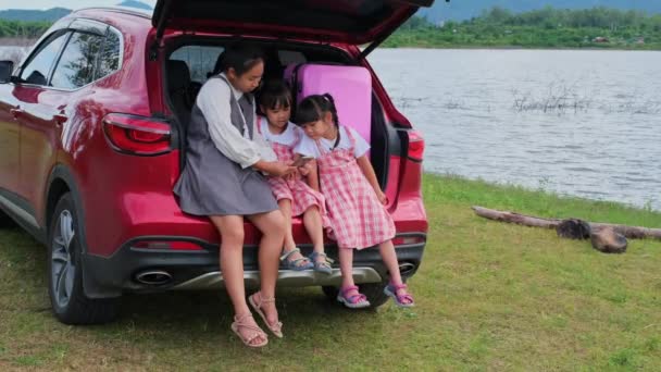 Azjatycka Matka Ogląda Film Swoimi Dziećmi Smartfonie Siedzącym Razem Tylnym — Wideo stockowe
