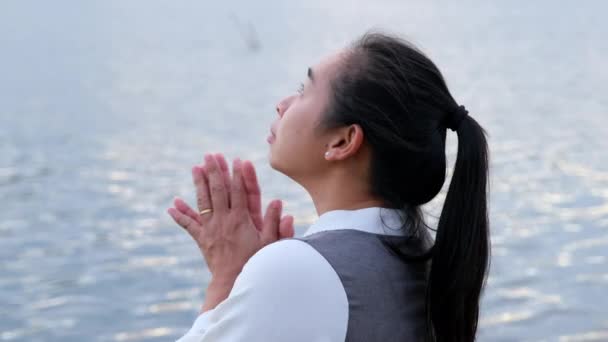 Mujer Rezando Sola Atardecer Mujer Rezar Para Que Dios Bendiga — Vídeos de Stock