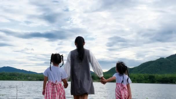 Feliz Madre Camina Mano Con Monas Hermanitas Disfrutando Naturaleza Junto — Vídeo de stock
