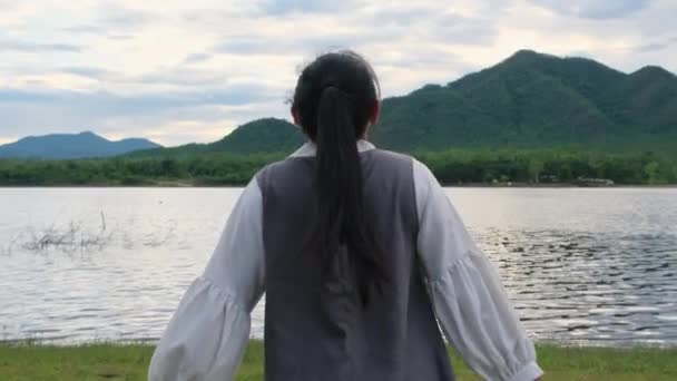 Asian Woman Enjoying Nature View Lake Sunset Lifestyle Vacation Travel — Stock Video
