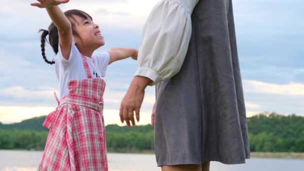 Sevgi Dolu Bir Anne Gülümseyen Küçük Bir Kızı Kucağına Alıp — Stok video