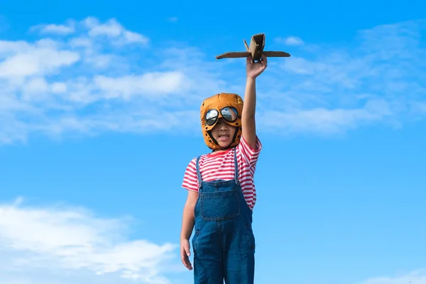 장난감 비행기를 초원을 뛰어다니는 귀여운 배경에 판지로 비행기를 한아이 시절의 — 스톡 사진