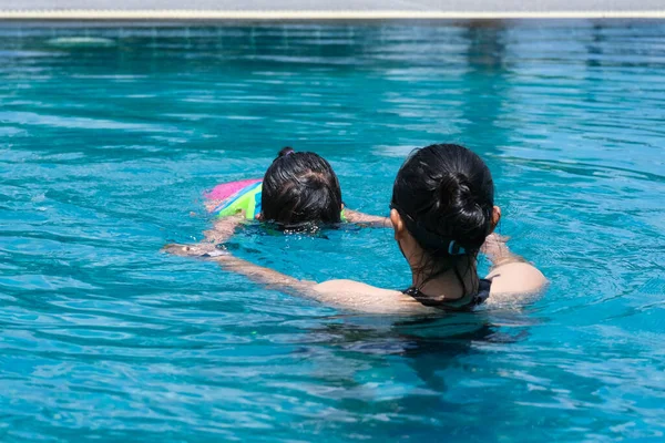 Cute Little Girl Having Fun Swimming Her Mother Pool Sunny — Stock Photo, Image