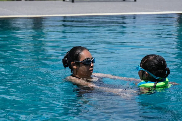 Sevimli Küçük Kız Güneşli Bir Günde Annesiyle Havuzda Yüzerken Eğleniyor — Stok fotoğraf