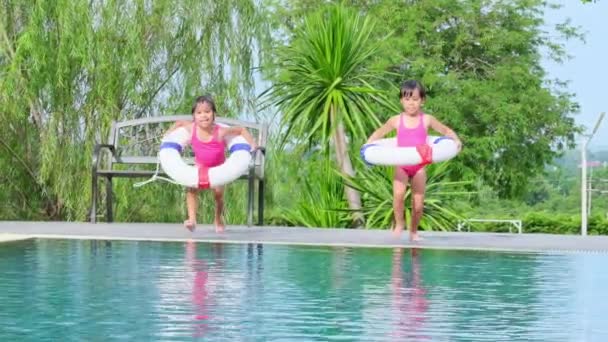 Happy Little Sisters Rubber Ring Swimming Pool Kids Play Outdoor — 图库视频影像