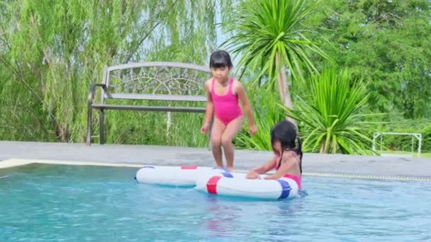 Happy Little Sisters Rubber Ring Swimming Pool Kids Play Outdoor — 图库视频影像