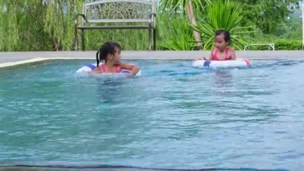 Happy Little Sisters Rubber Ring Swimming Pool Kids Play Outdoor — 图库视频影像