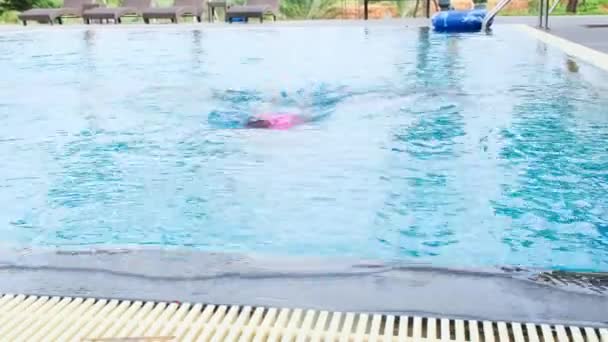 Счастливая Маленькая Девочка Плавает Играет Открытом Бассейне Курорте Время Семейного — стоковое видео