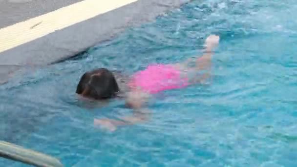 Happy Little Girl Swimming Playing Outdoor Swimming Pool Tropical Resort — Stok video