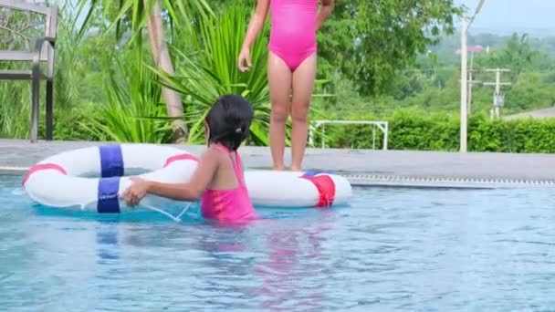 Happy Little Sisters Rubber Ring Jumping Outdoor Swimming Pool Tropical — Wideo stockowe
