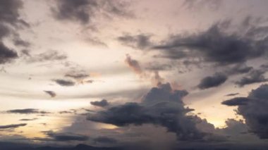 Gün batımında bulutlu gökyüzü manzarası. Beyaz bulutların ve altın akşam gökyüzünün zaman kayması. Doğal arka plan hareket halinde. İHA çekim bulutları hareket zamanı.