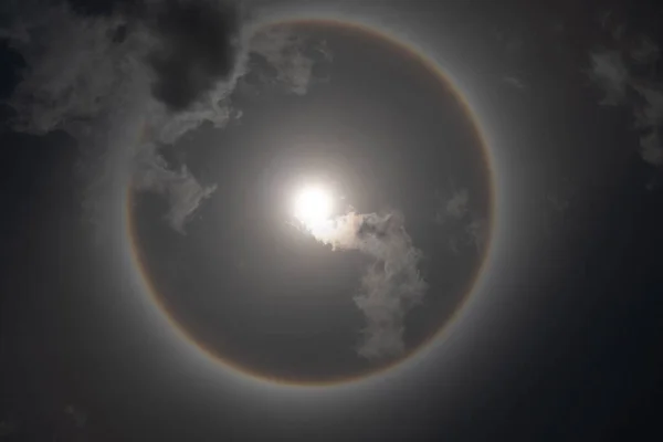 Краса Сонця Круглою Веселкою Оточеною Яскравим Небом Білими Хмарами Феномен — стокове фото
