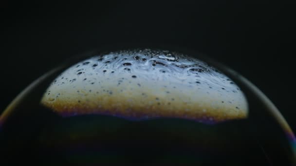 Mýdlové Bubliny Izolované Černém Pozadí Abstraktní Mýdlové Bubliny Barevnými Odrazy — Stock video