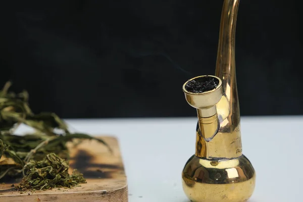 Close Van Cannabisbladeren Een Houten Plank Rook Uit Een Pijp — Stockfoto