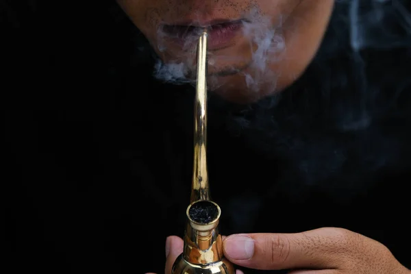 Aziatische Man Rookt Marihuana Uit Een Pijp Thuis Studioshoot Met — Stockfoto