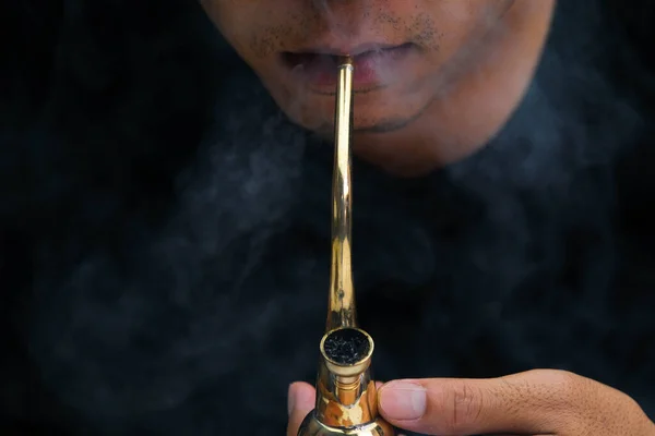 Aziatische Man Rookt Marihuana Uit Een Pijp Thuis Studioshoot Met — Stockfoto