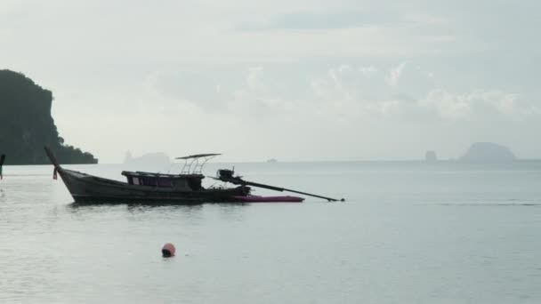 Fisherman Prepares His Fishing Boat Fishing Morning Lifestyle Asian Fishermen — Vídeos de Stock