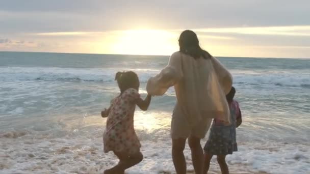 Щаслива Азіатська Сім Матерів Дочок Під Час Літніх Канікул Заході — стокове відео