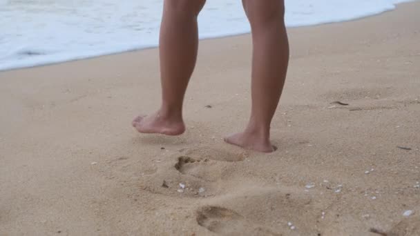 Закройте Ноги Красивой Женщины Прогуливающейся Морю Глядя Большие Волны Сильные — стоковое видео