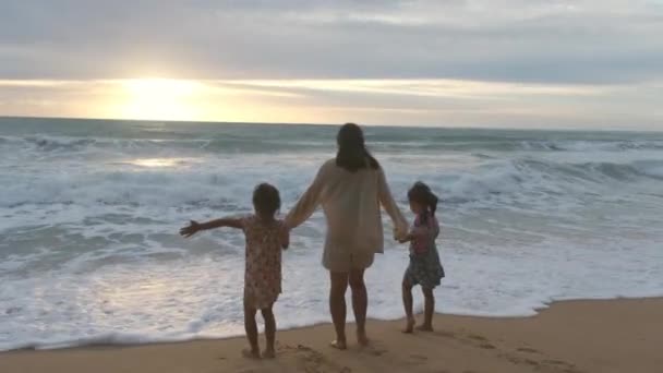 Happy Asian Family Mother Daughters Having Fun Playing Beach Summer — Vídeo de stock