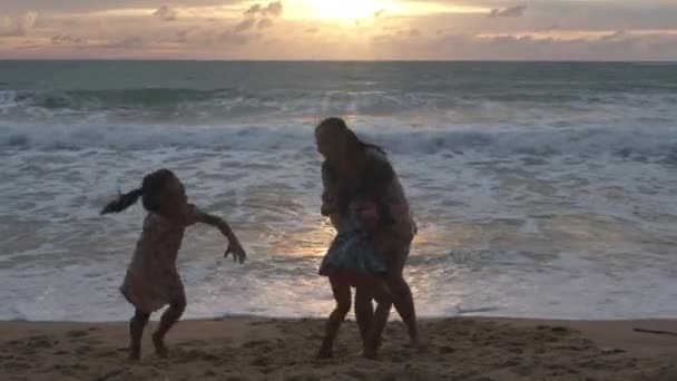 Happy Asian Family Mother Daughters Having Fun Playing Beach Summer — Vídeo de Stock