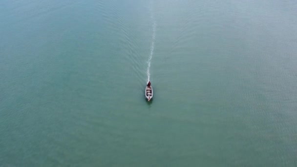 Вид Воздуха Беспилотника Тайских Традиционных Длиннохвостых Рыбацких Лодок Плавающих Море — стоковое видео