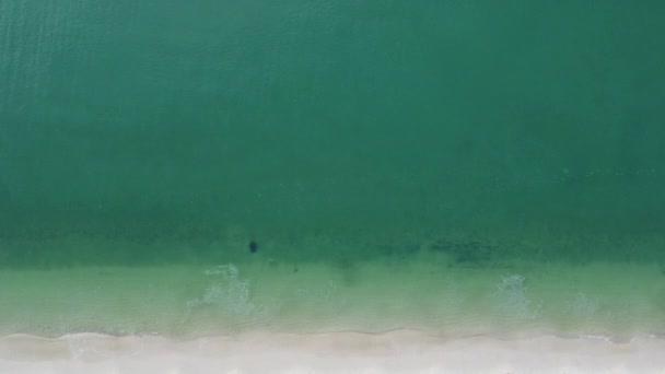 Морские Волны Пляж Белым Песком Острове Насыщенные Волны Голубого Океана — стоковое видео