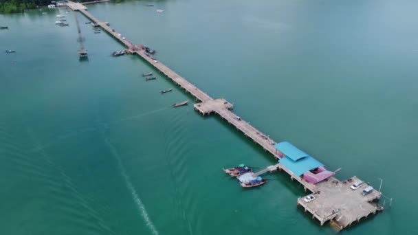 Aerial View Drone Pier Tropical Sea Lot Thai Traditional Longtail — ストック動画