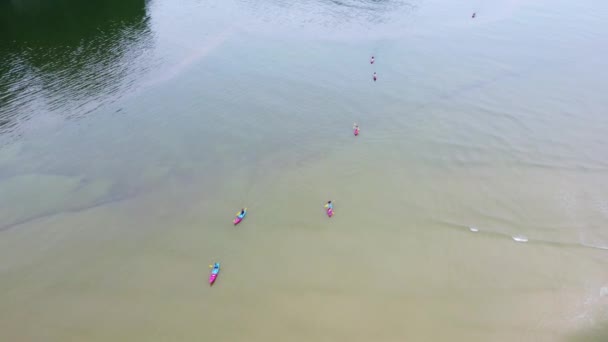 Aerial View People Kayaking Thalane Enjoy Beauty Limestone Mountains Fertile — ストック動画